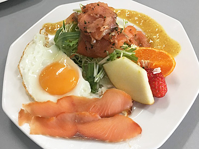 朝食スモークサーモン